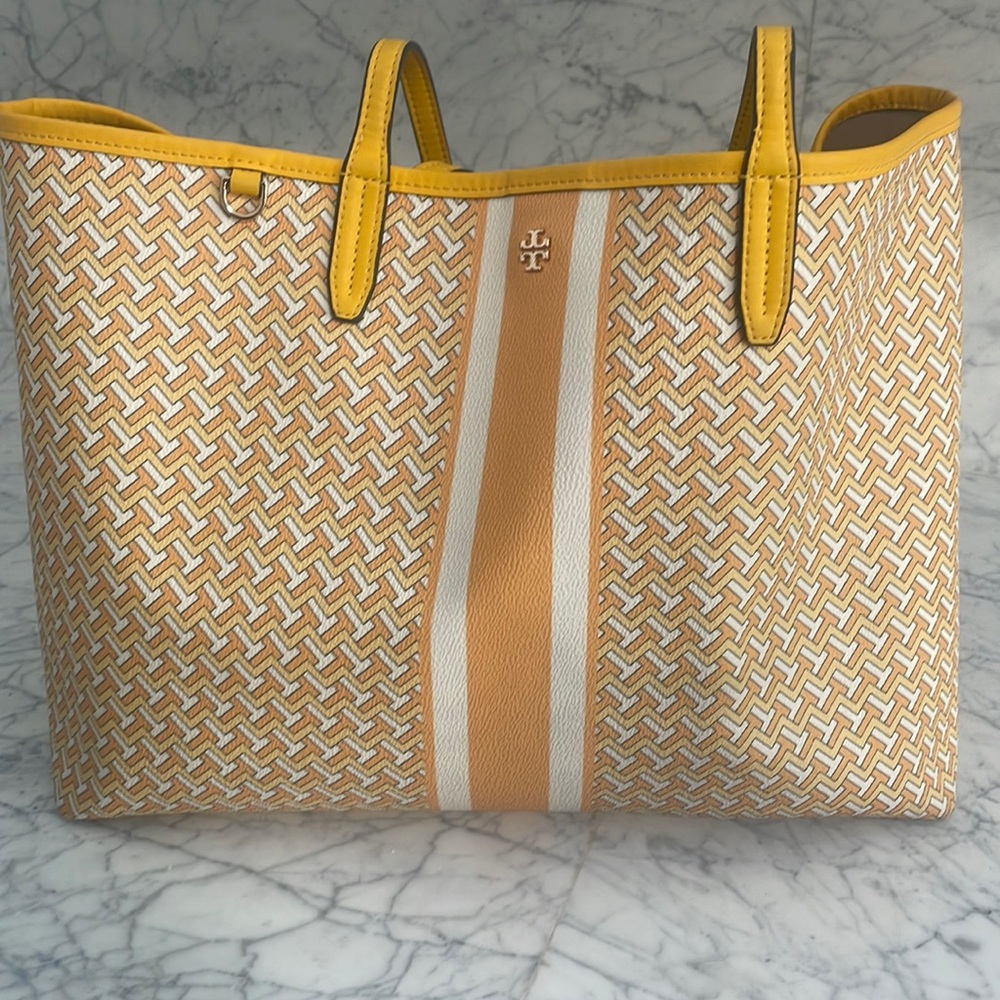 Yellow summer tote some wear on the inside, like new on outside no dust ruffle